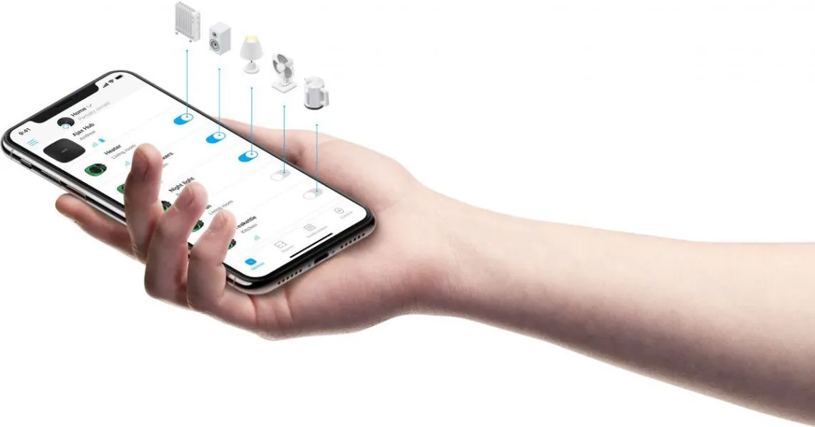Hand hält Smartphone mit Smart-Home Apps