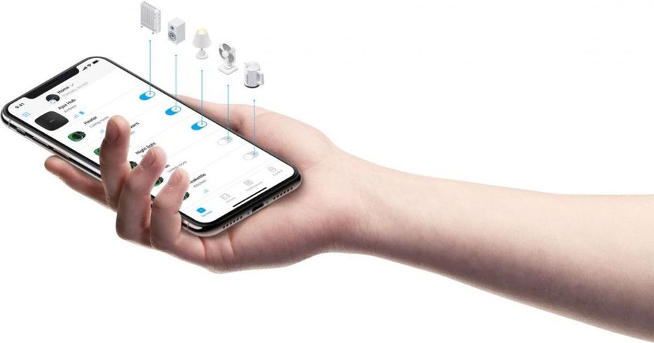 Hand hält Smartphone mit Smart-Home Apps